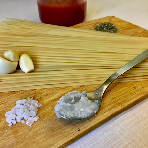 VEGAN SPAGHETTI WITH TOMATO SOUCE & MARJORAM