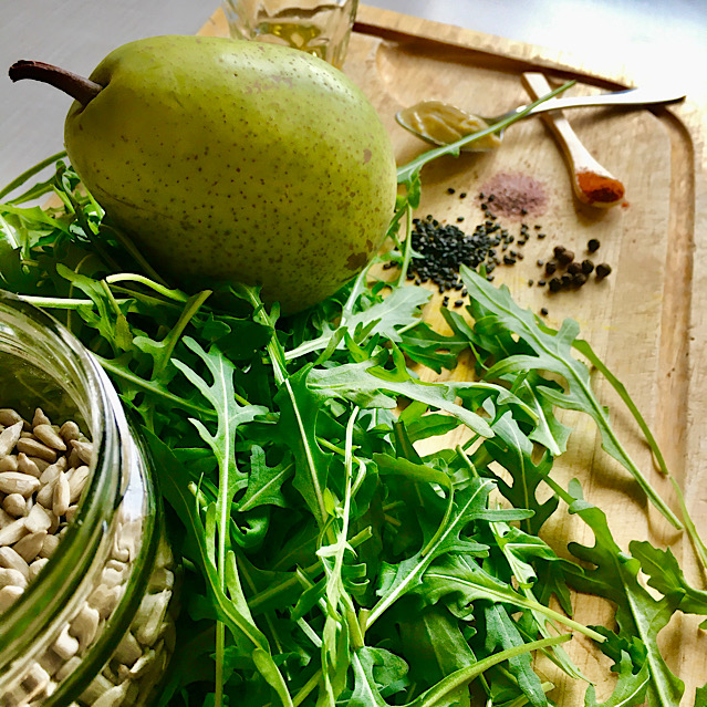 VEGAN ROCKET SALAD WITH PEAR & SUNFLOWER SEEDS