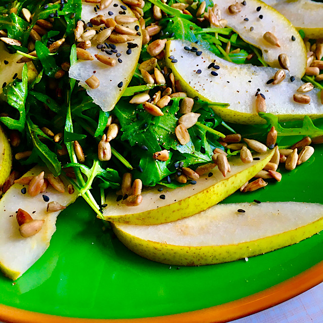 VEGAN ROCKET SALAD WITH PEAR & SUNFLOWER SEEDS