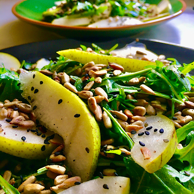 VEGAN ROCKET SALAD WITH PEAR & SUNFLOWER SEEDS