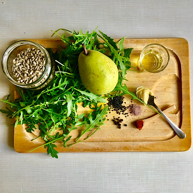 VEGAN ROCKET SALAD WITH PEAR & SUNFLOWER SEEDS