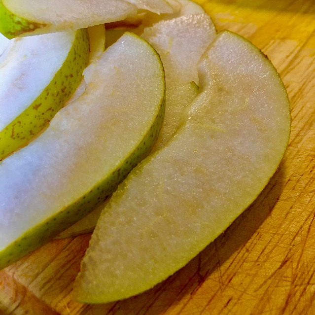 VEGAN ROCKET SALAD WITH PEAR & SUNFLOWER SEEDS