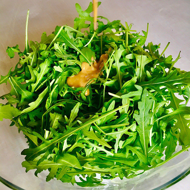 VEGAN ROCKET SALAD WITH PEAR & SUNFLOWER SEEDS