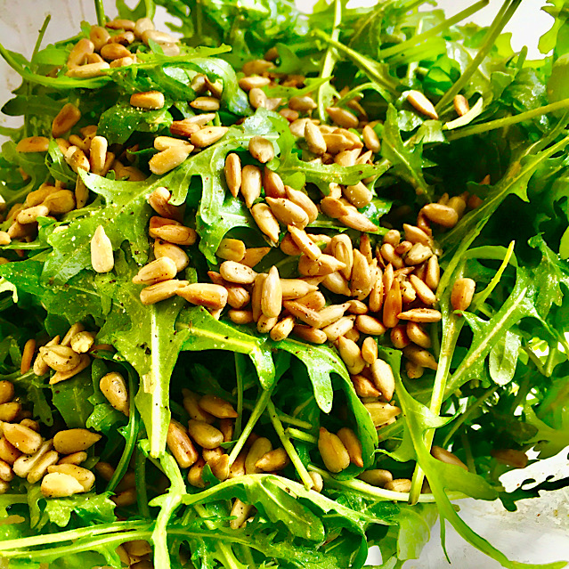 VEGAN ROCKET SALAD WITH PEAR & SUNFLOWER SEEDS