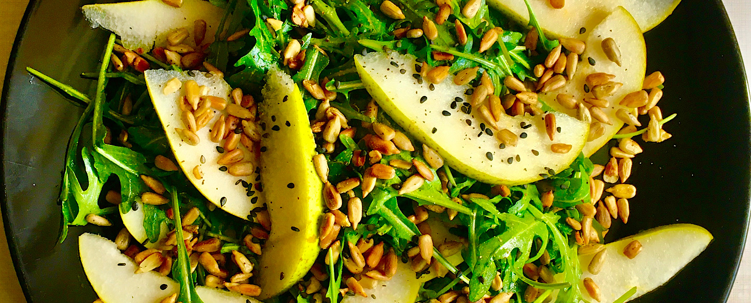 VEGAN ROCKET SALAD WITH PEAR & SUNFLOWER SEEDS