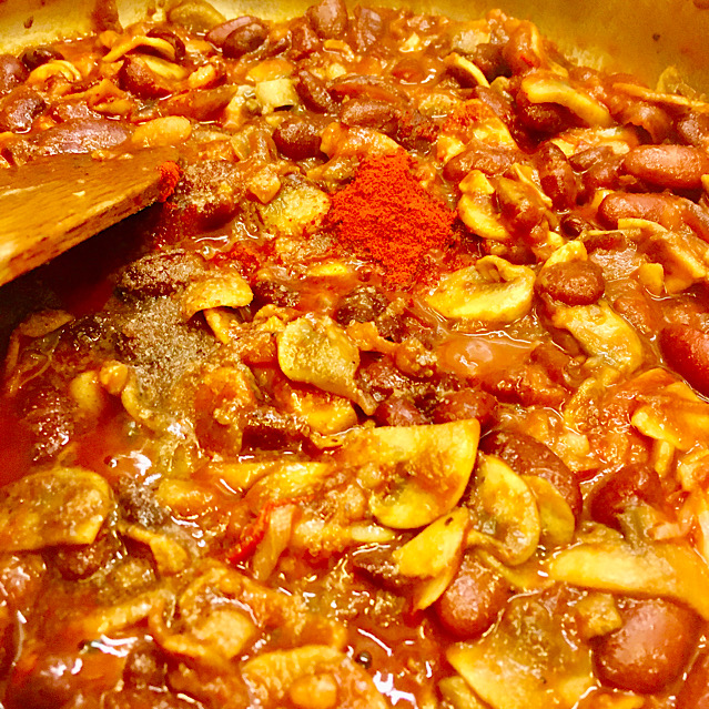 VEGAN SPINACH MILLETTO WITH RED BEANS & CHAMPIGNONS