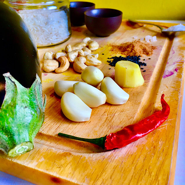 VEGAN SESAME RICE WITH SPICY AUBERGINE & CASHEWS