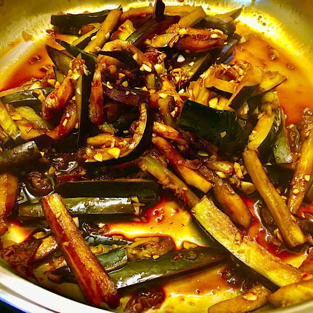 VEGAN SESAME RICE WITH SPICY AUBERGINE & CASHEWS