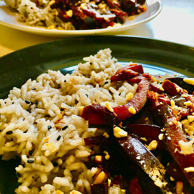 VEGAN SESAME RICE WITH SPICY AUBERGINE & CASHEWS