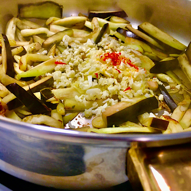 VEGAN SESAME RICE WITH SPICY AUBERGINE & CASHEWS