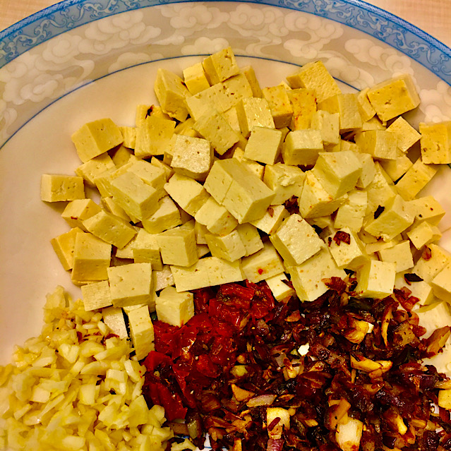 VEGAN ROOT CRISPS WITH TOFU & PORTOBELLO MUSHROOMS