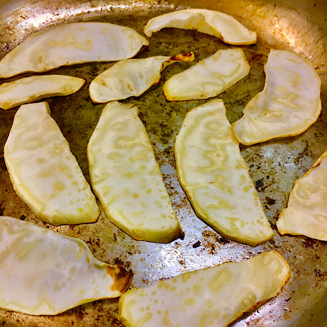 VEGAN ROOT CRISPS WITH TOFU & PORTOBELLO MUSHROOMS