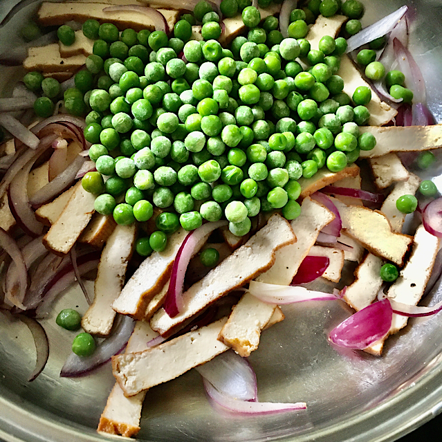 VEGAN MILLETTO WITH GREEN PEAS, TOFU & PAPRIKA