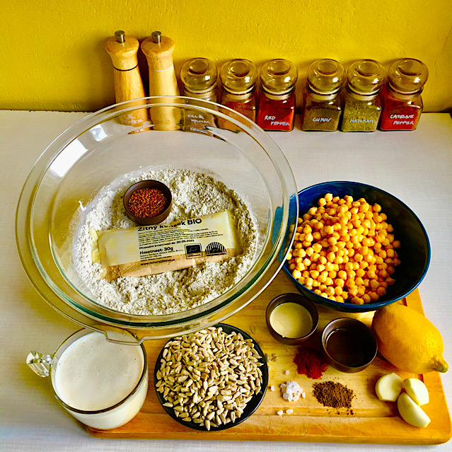 VEGAN RYE BREAD WITH SUNFLOWER SEEDS & CHICKPEA HUMMUS