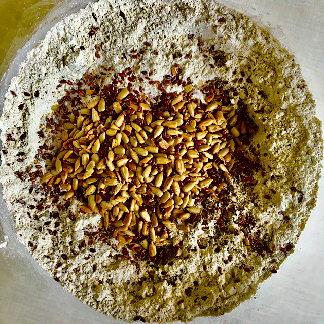 VEGAN RYE BREAD WITH SUNFLOWER SEEDS & CHICKPEA HUMMUS